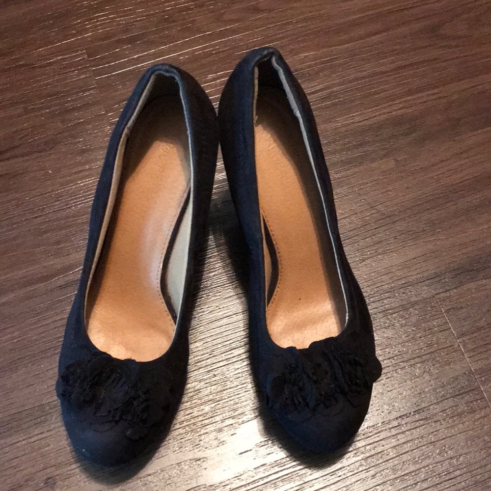 Black wedges